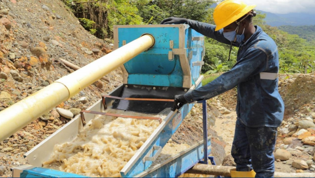rtisanal gold miners in Tadó, Chocó employ USAID-funded, mercury-free mining equipment to enhance productivity and mitigate environmental impact (Oro Legal)