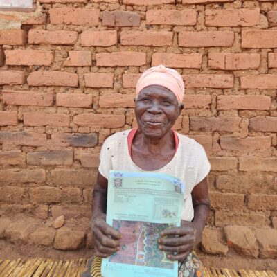 Vainess Ngoma, 88, registered two parcels of land with support from USAID in Muluso, Zambia. Photo credit: Thais Bessa/ILRG.